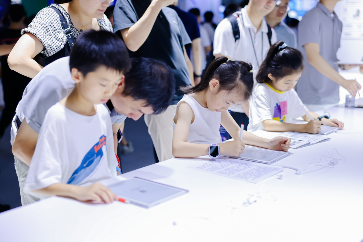 世界人工智能大会参观人数创新高小猿学练机尤受青少年青睐(图5)