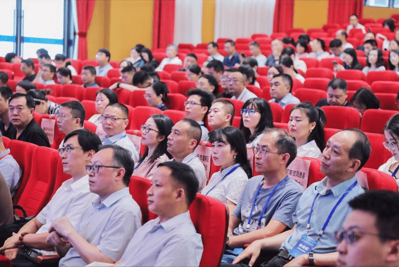 数字化转型助推教育高质量发展研讨会暨2024年基础教育跨越式发展创新试验年会在我市举办