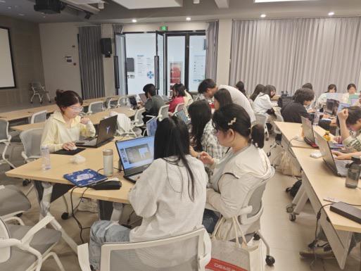 九游娱乐：老师学生“人人学AI”这所高校打造人工智能赋能人才培养“新范式”(图2)