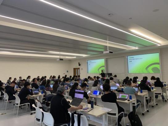 九游娱乐：老师学生“人人学AI”这所高校打造人工智能赋能人才培养“新范式”(图4)