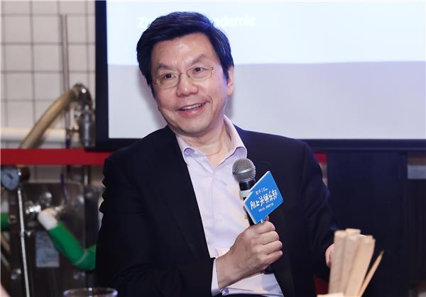 知乎直答亮相“学术酒吧”开放麦李开复、刘知远相聚“AI上头俱乐部”(图2)