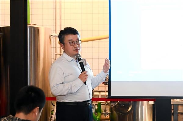 知乎直答亮相“学术酒吧”开放麦李开复、刘知远相聚“AI上头俱乐部”(图3)