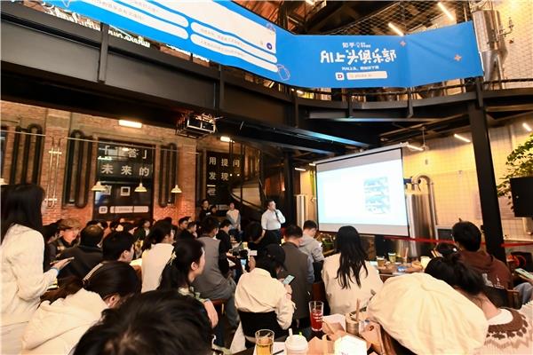 知乎直答亮相“学术酒吧”开放麦李开复、刘知远相聚“AI上头俱乐部”