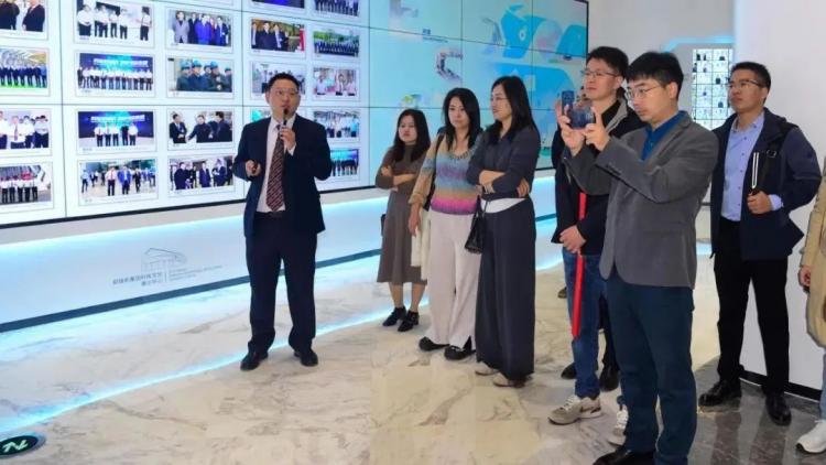 西安交通大学MBAS42114212班师生参访郑煤机探讨企业数字化转型与产业升级发展新思路(图2)