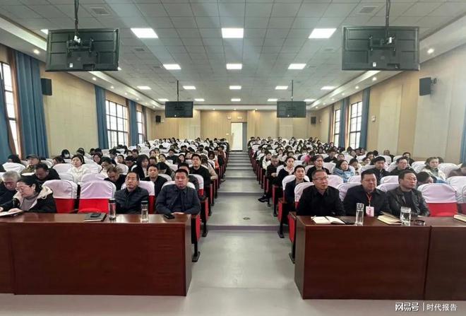 以AI赋能教育擘画智慧未来——信阳市六职高教育教学数字化能力提升培训会(图3)