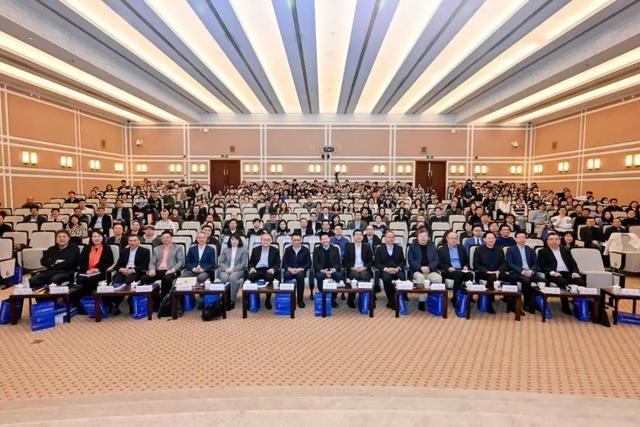 复旦牵头53位学者打造！国内首部《人文社会科学智能发展蓝皮书》发布