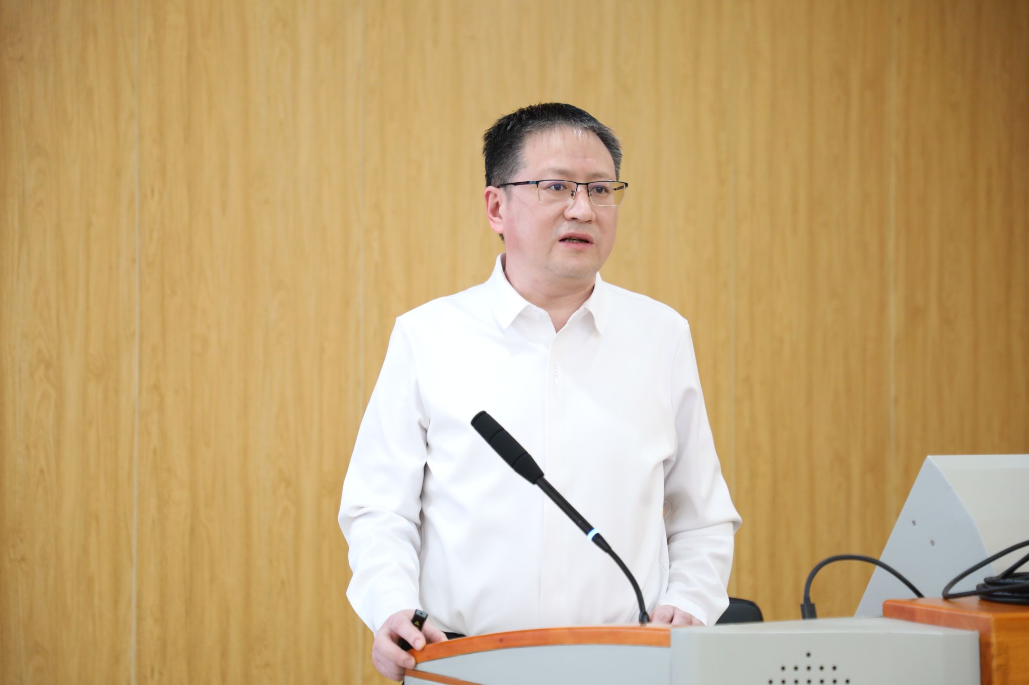 九游娱乐：学院召开2024年度学院领导班子述职考核会(图2)