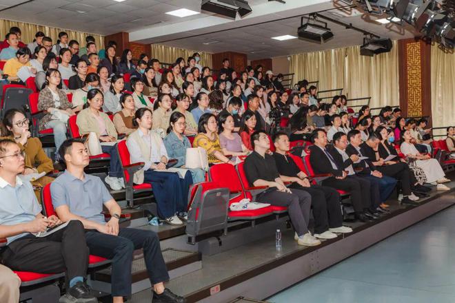 聚焦教育数字化探索单元整体教学——中国教师报课改中国行（英语）公益教研会在莆田举办