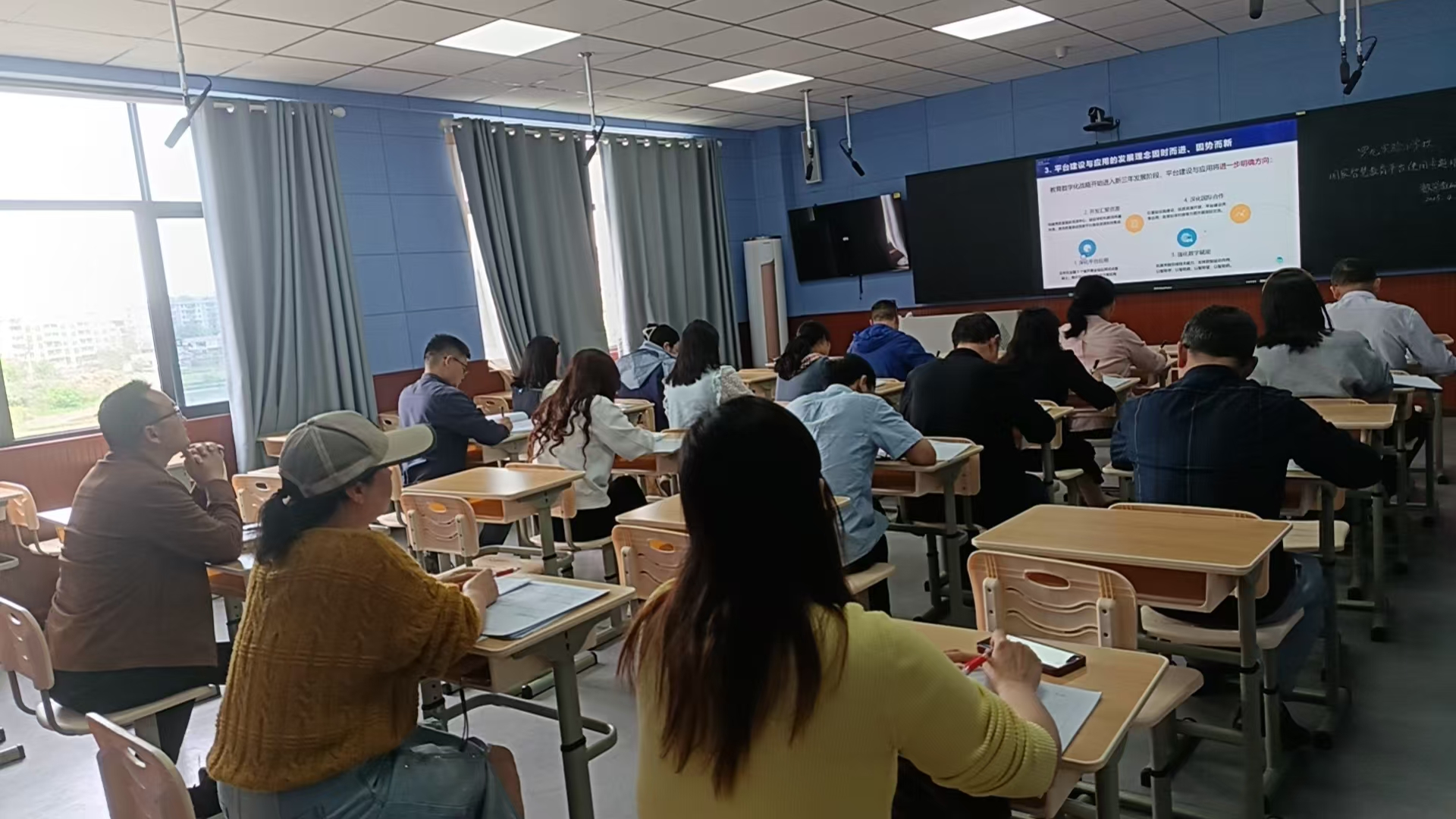 宜宾三江新区罗龙实验小学开展国家智慧教育平台专题培训