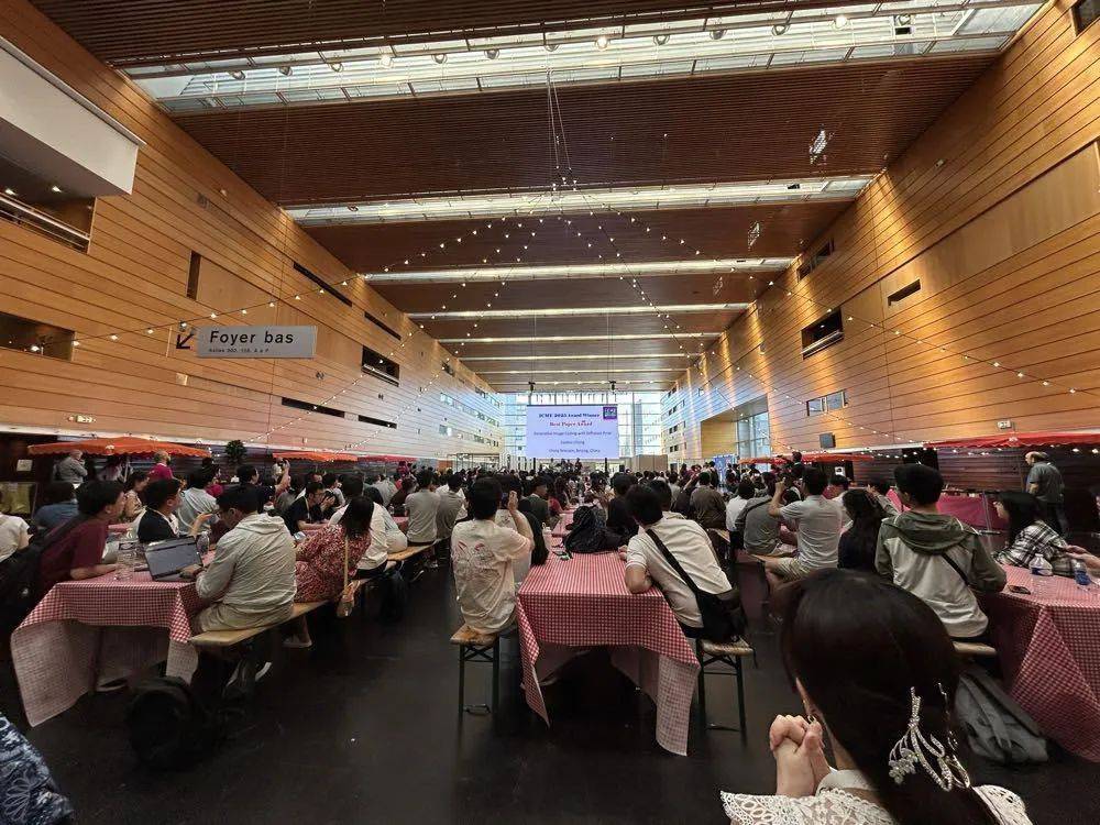 中国电信科研突破以AI技术引领“AI+通信”新时代(图1)