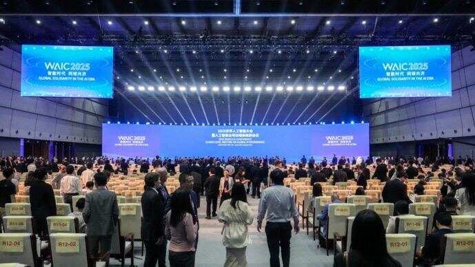 “AI教父”辛顿呼吁“AI向善”2025世界人工智能大会开幕(图1)