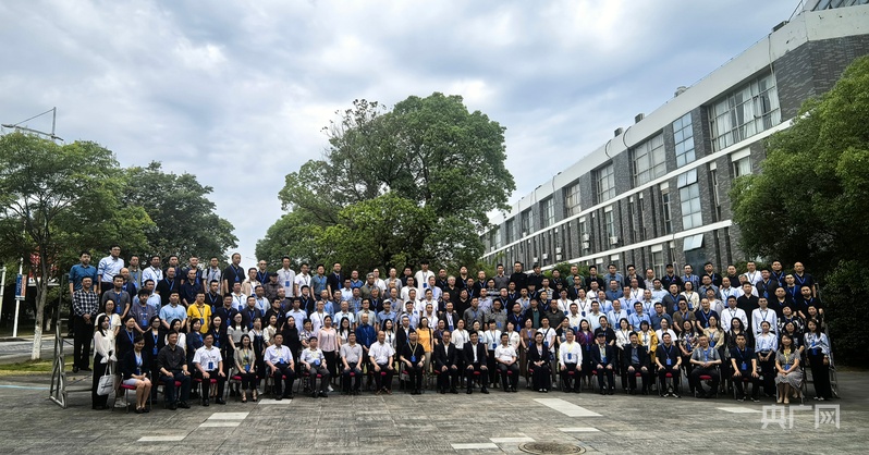 九游娱乐：聚焦生成式AI与教育创新300余名代表共探教育数字化新路径(图2)