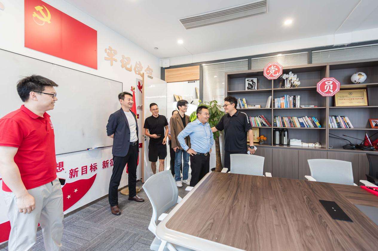让科技有温度京瑞居与一扇门战略签约定义新青年康养旅居未来式！(图2)