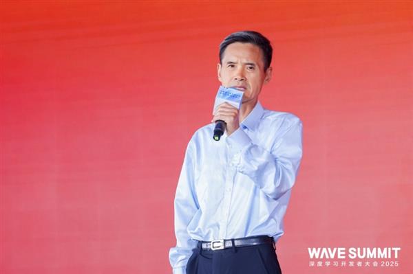 “AI助老公益计划”首站开启志愿者走进社区手把手教老人用AI(图2)