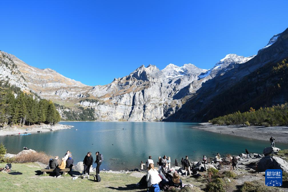 九游娱乐：瑞士厄希嫩湖秋色如画(图3)