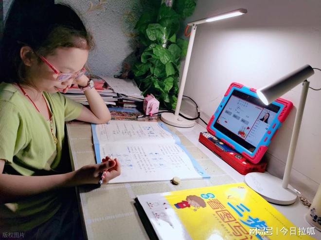 九游娱乐文化：2025年10月AI学习机推荐榜：初中生提分路径的智能化解决方案(图2)