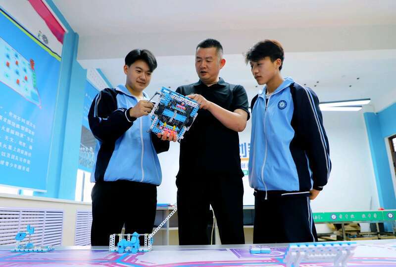 九游娱乐文化：甘肃：“强县中”引领教育均衡跑出“加速度”(图2)