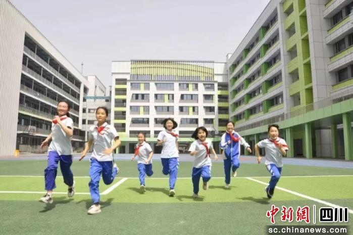 九游娱乐：简阳这五年：优质教育惠万家(图3)