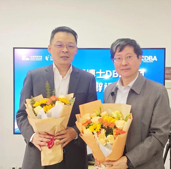 管理学国际博士（DBA）答辩系列祝贺凌卫国同学顺利通过博士论文答辩