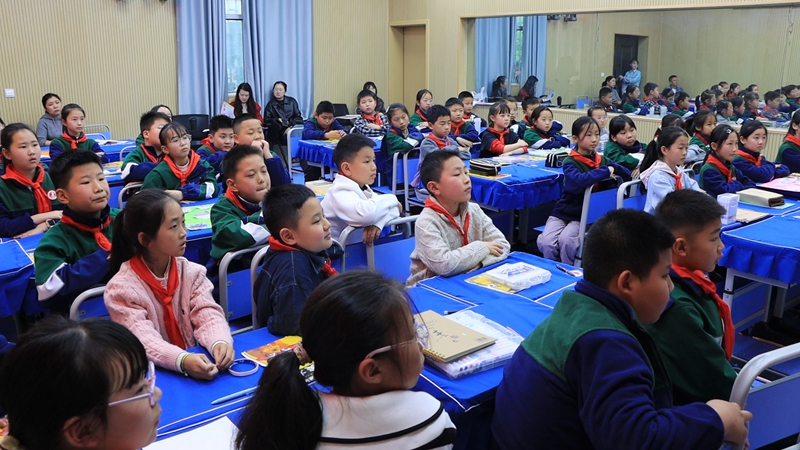 九游娱乐文化：拥抱AI！桐梓娄山关将军希望小学“数字化”教学提质增效(图3)