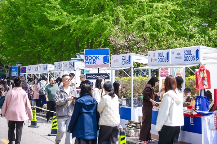 九游娱乐：AI时代的“文化摆渡人”：国图集团以创新航道联通中外书香(图2)